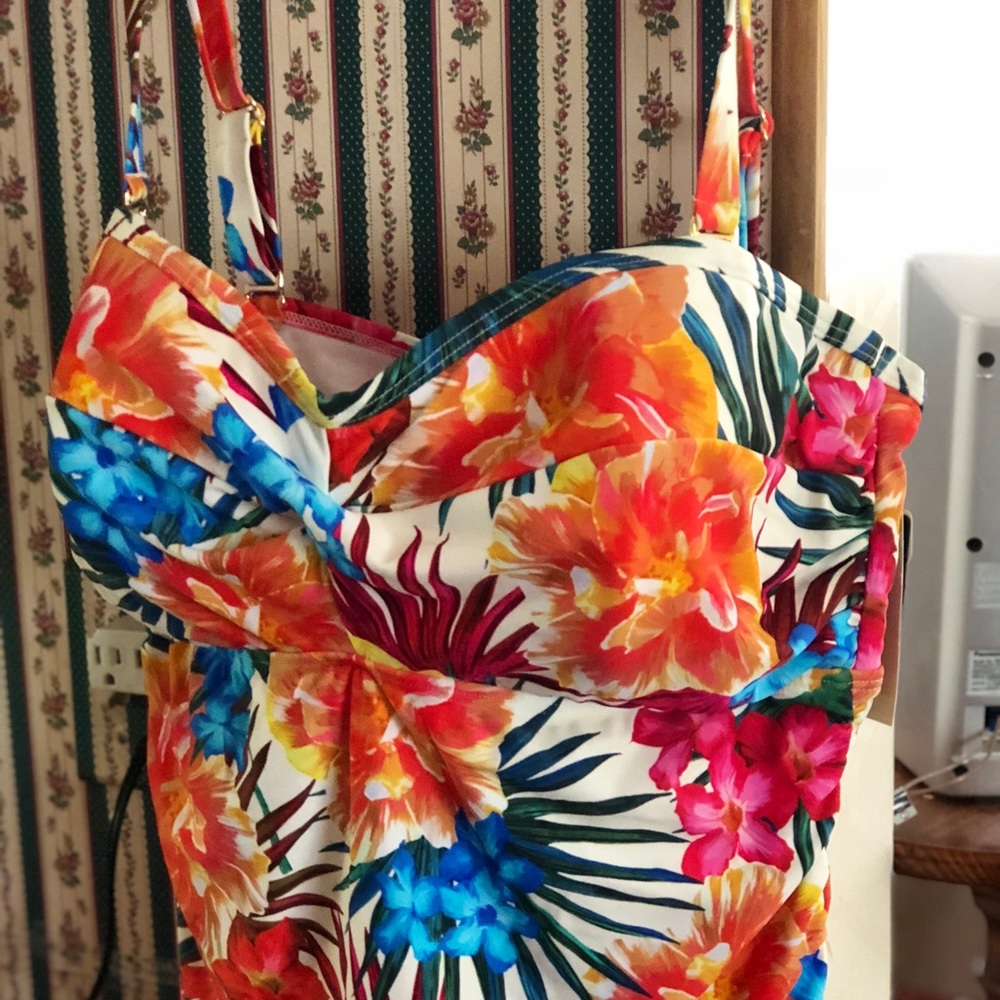 New Beautiful Plus Size Fiji Flower Swim Top
